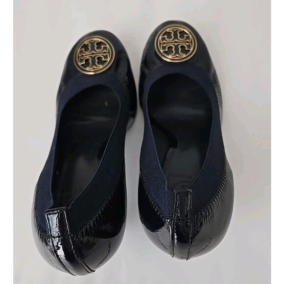 Tory Burch Navy Patent Leather Caroline Heels 8M Gold Logo Pump Elastic Top - Picture 5 of 9